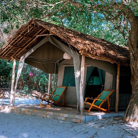 Mikadi Beach Camp & Backpackers Hostel ดาร์เอสซาลาม ภายนอก รูปภาพ