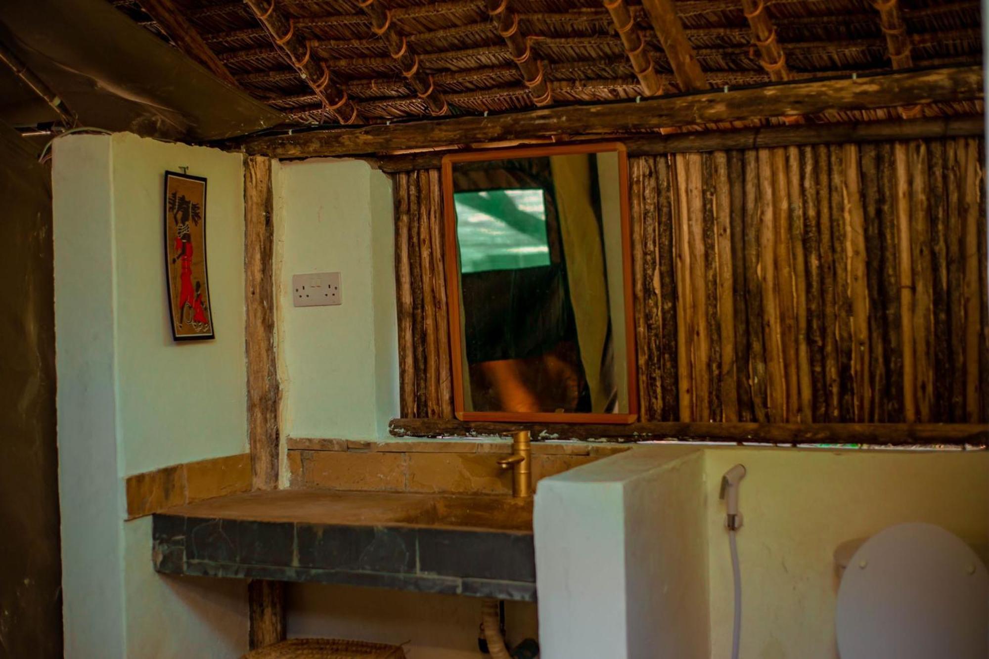 Mikadi Beach Camp & Backpackers Hostel ดาร์เอสซาลาม ภายนอก รูปภาพ